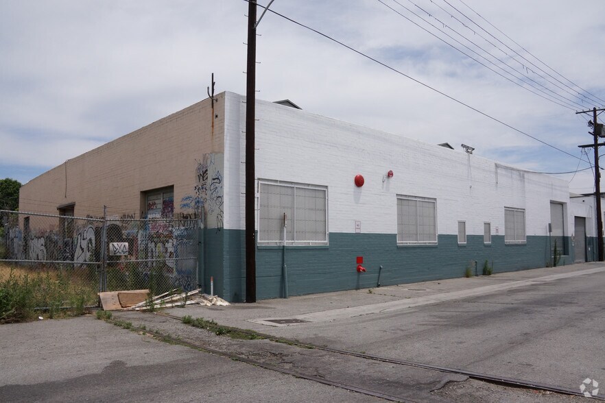 More Photos Of 5993 S St Andrews Pl, Los Angeles Warehouse For Lease