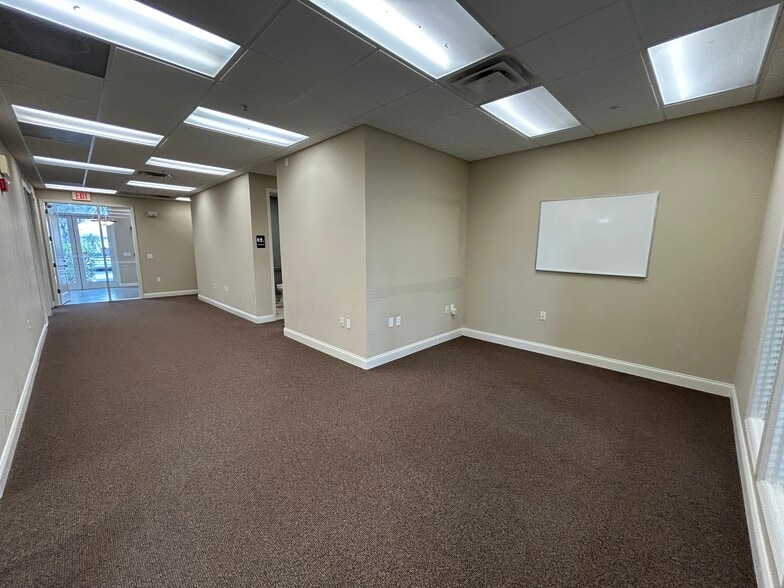 More Photos Of 5601-5605 Marquesas Cir, Sarasota Office For Lease