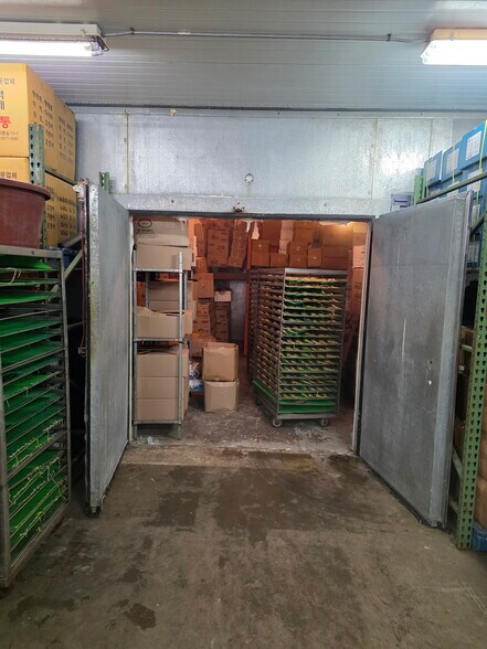 More Photos Of 534 Stanford, Los Angeles Warehouse For Sale