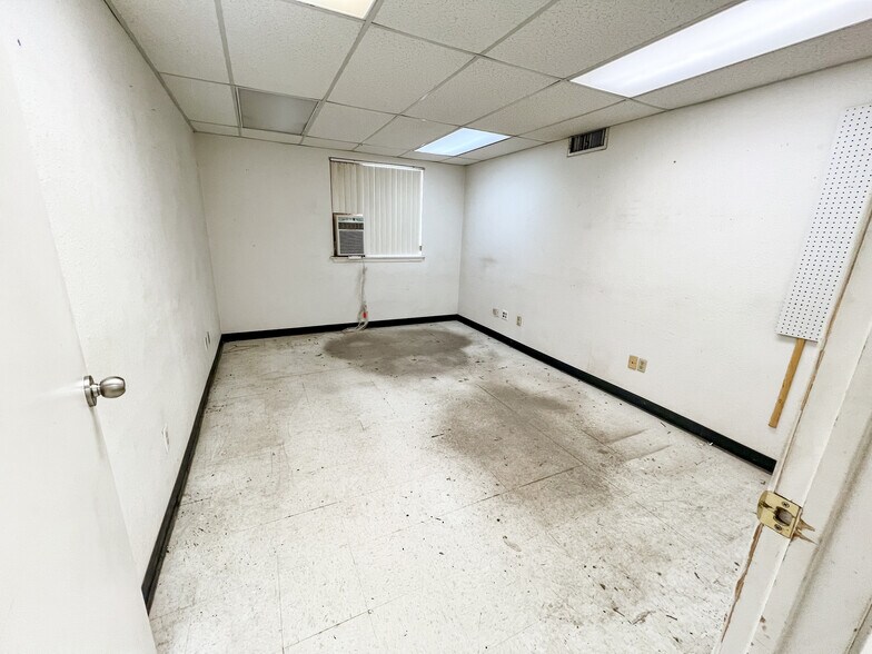 More Photos Of 300 W 61st St, Odessa Industrial For Sale