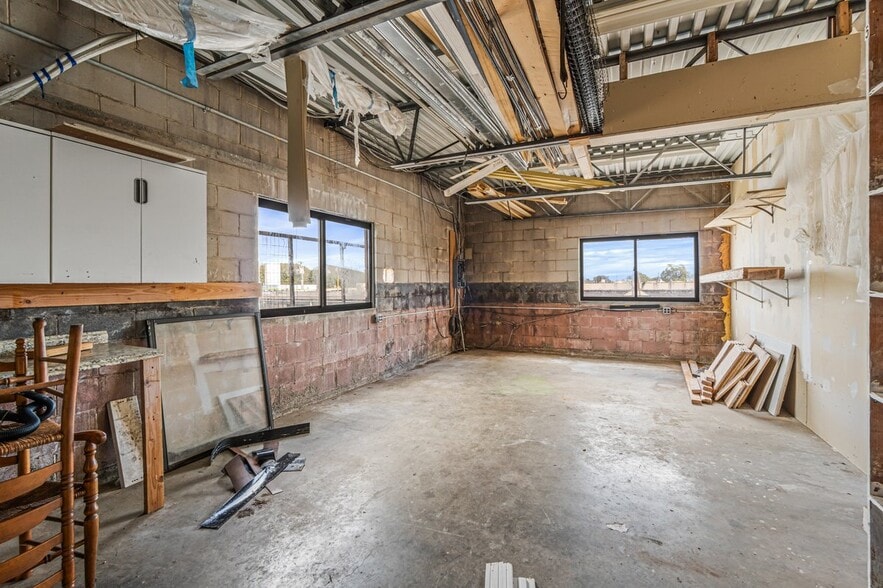 More Photos Of 75 Windsor Ave, Mineola Warehouse For Sale
