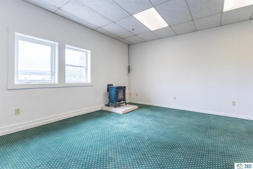 More Photos Of 55 S Sacramento St, Susanville Flex For Sale