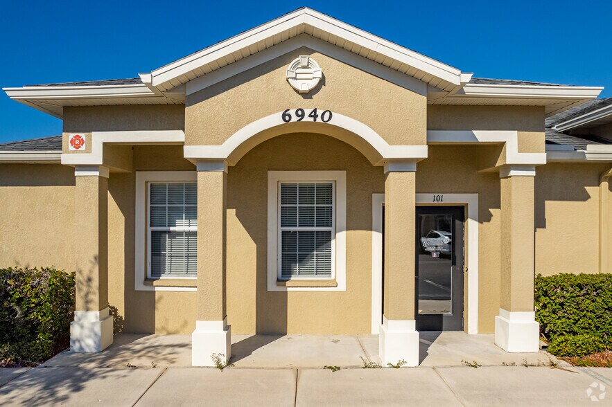More Photos Of 6940 W Linebaugh Ave, Tampa Medical For Lease