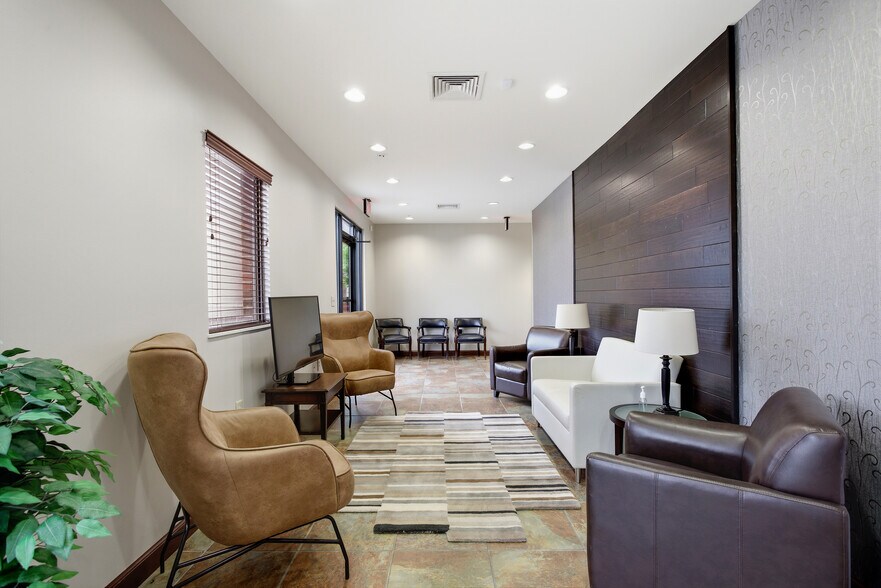 More Photos Of 400 Sugartree Ln, Franklin Office For Lease