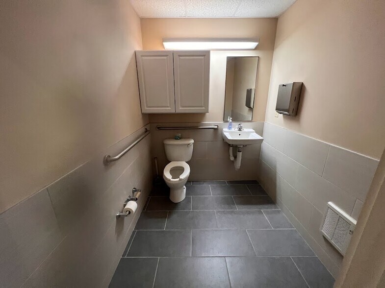 More Photos Of 211 W Matthews St, Matthews Office For Sale