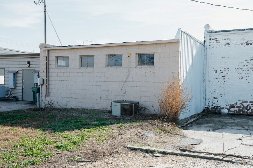 More Photos Of 435 Main St E, Trimont Flex For Sale