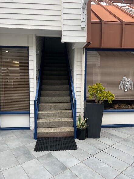 More Photos Of 1001 Bridgeway, Sausalito Storefront Retail Office For Lease