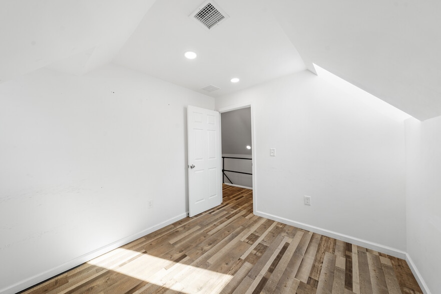 More Photos Of 40 Amboy Rd, Old Bridge Flex For Sale