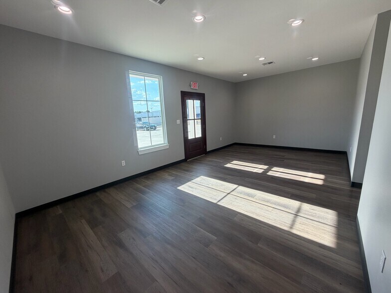 More Photos Of 225 Breck Dr, Stonewall Office For Lease