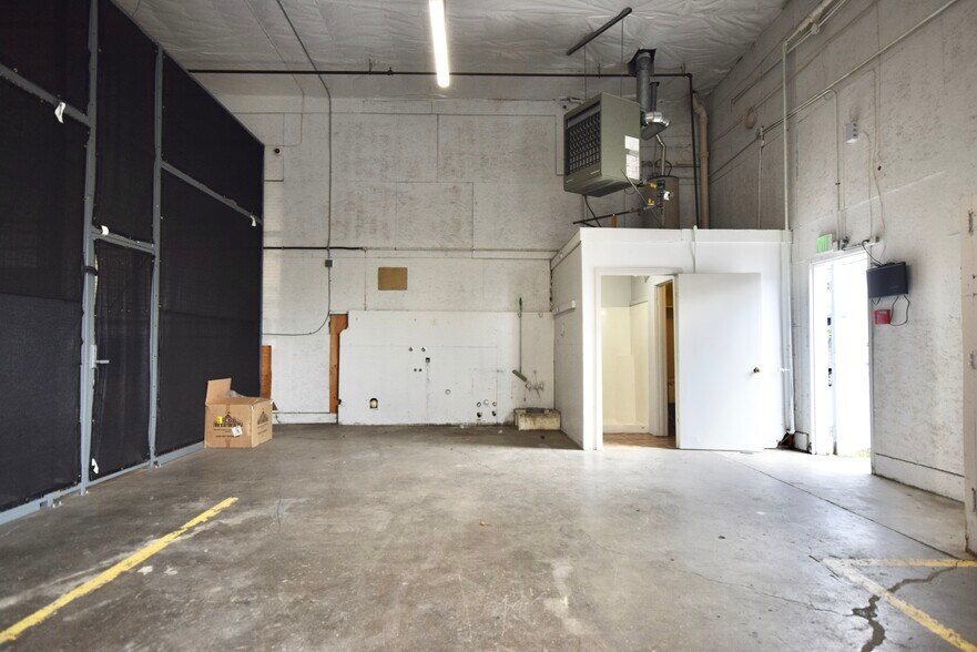 More Photos Of 2801 SE 9th St, Portland Warehouse For Lease