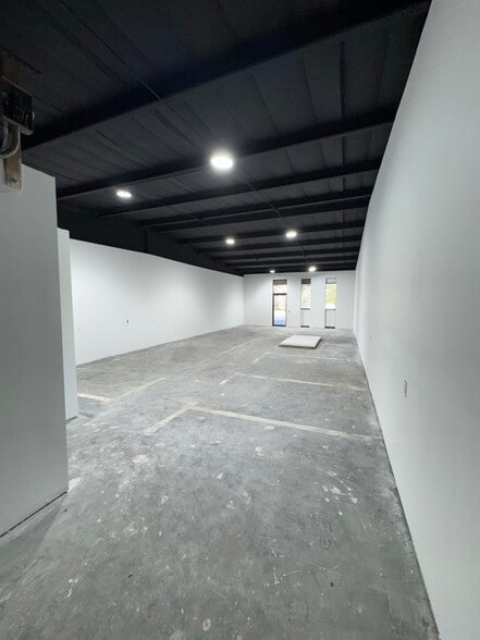 More Photos Of 3200-3206 S West Shore Blvd, Tampa Storefront For Lease