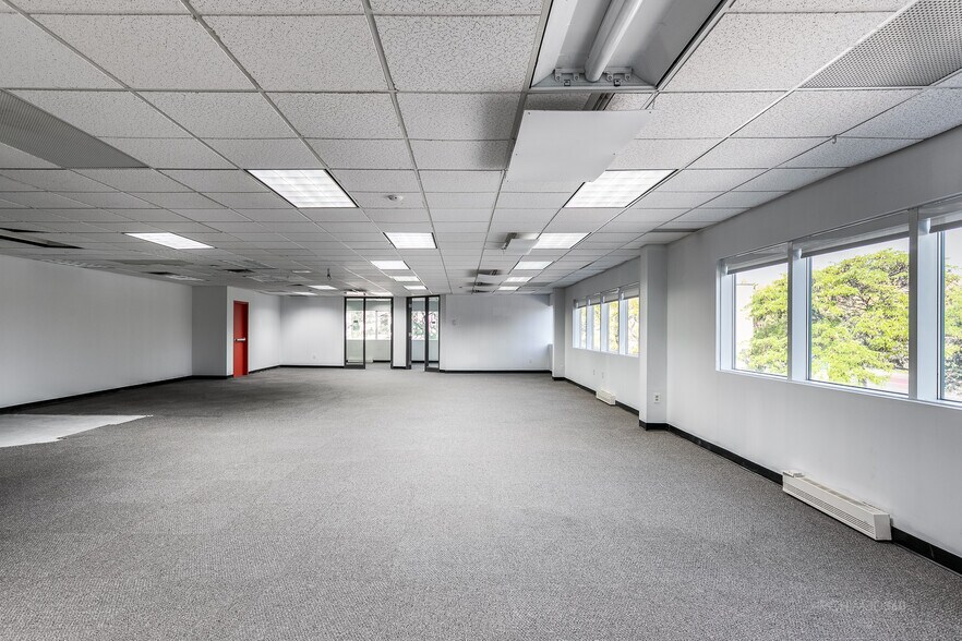 More Photos Of 204 Boul De Montarville, Boucherville Office For Lease