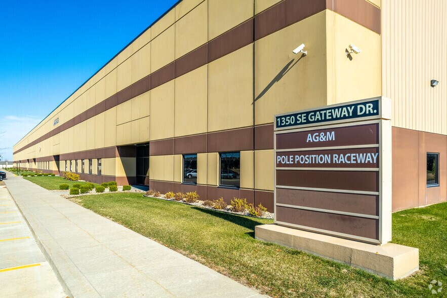 More Photos Of 1350 SE Gateway Dr, Grimes Distribution For Lease