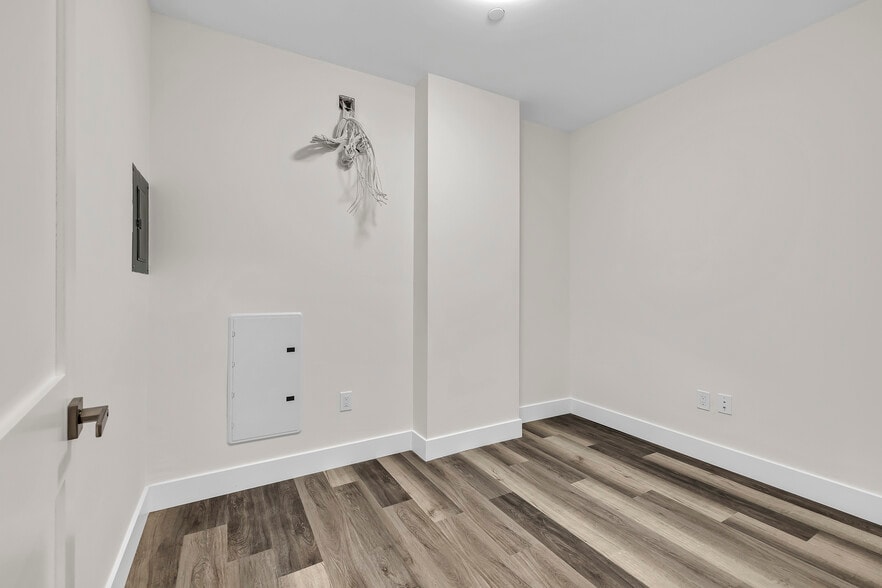 More Photos Of 533 Greenwich St, Hempstead Flex For Lease