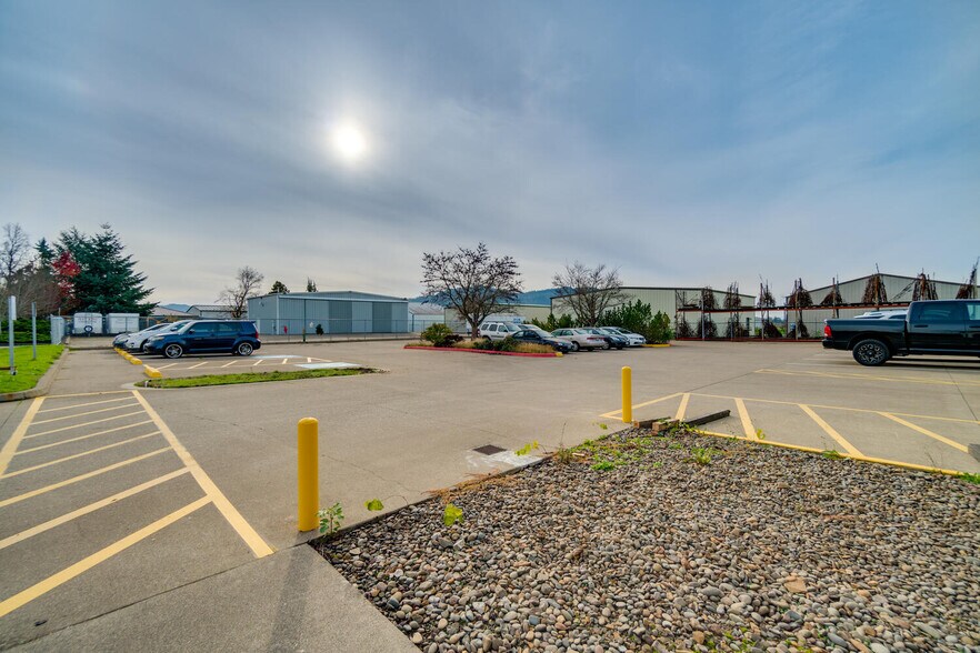 More Photos Of 1620-1720 W Airway Rd, Lebanon Manufacturing For Sale