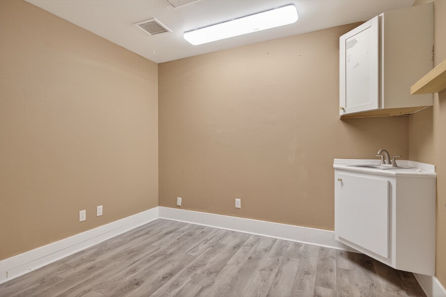 More Photos Of 1895 E Main St, Ventura General Retail For Sale