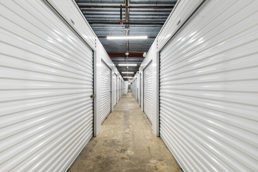 More Photos Of 301 Medic Ln, Alvin Self Storage For Sale