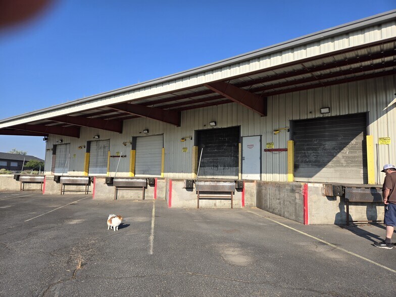 More Photos Of 2138 SW 2nd Ct, Redmond Distribution For Lease