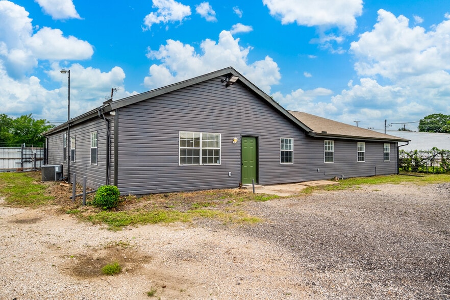 More Photos Of 401 W Simonds Rd, Seagoville Office For Sale