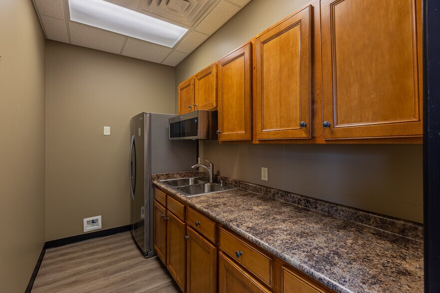 More Photos Of 120 Center Pointe Dr, Clarksville Office For Lease