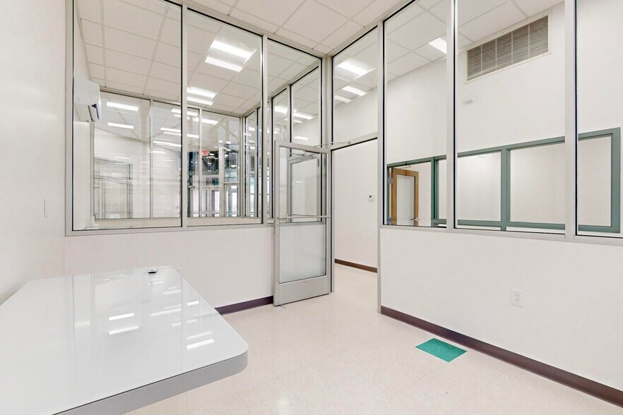 More Photos Of 6410 Gibson Blvd SE, Albuquerque Bank For Sale