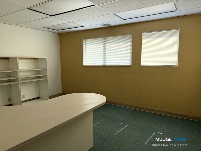 More Photos Of 25051 5th St, San Bernardino Service For Sale