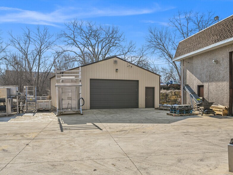 More Photos Of 1000 Century Cir, Dubuque Flex For Lease