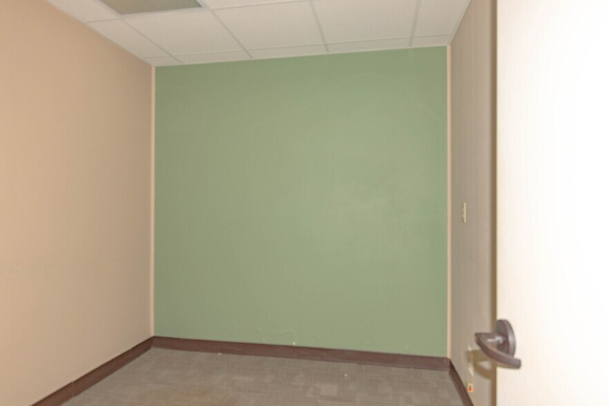 More Photos Of 1401 Applewood Dr, Dalton Medical For Lease