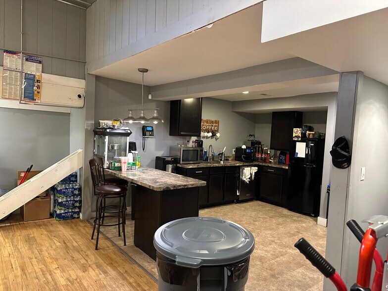 More Photos Of 9130 Otis Ave, Indianapolis Flex For Lease