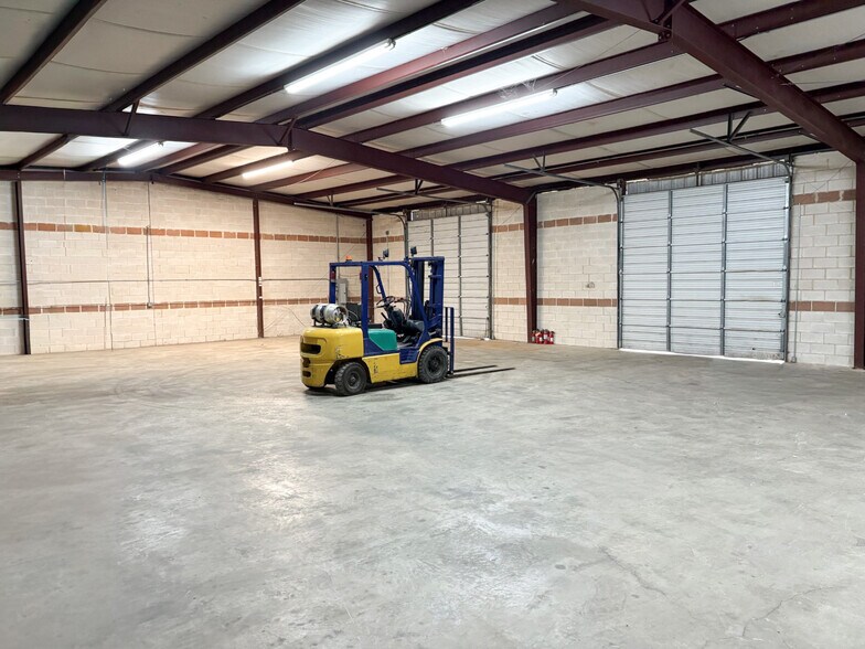 More Photos Of 13131 Lookout Run, San Antonio Warehouse For Lease