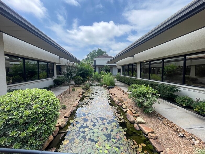 More Photos Of 200 Valleywood Dr, Spring Office For Sale