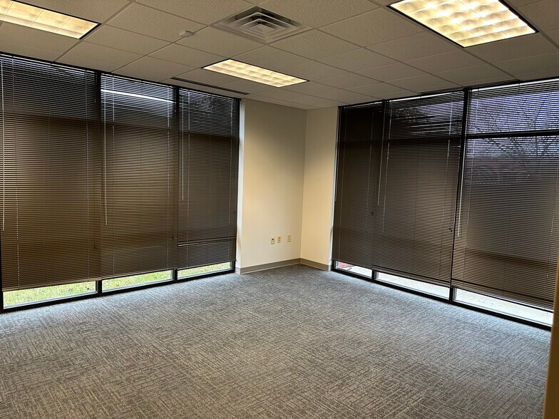 More Photos Of 381 Mallory Station Rd, Franklin Office For Lease