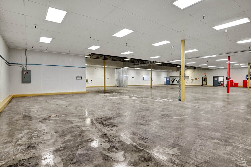 More Photos Of 100 Chamber Plz, Charleroi Supermarket For Lease