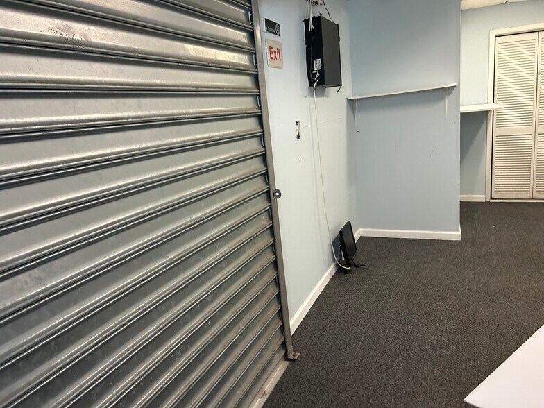 More Photos Of 3694 Horseblock Rd, Medford Storefront Retail Office For Lease