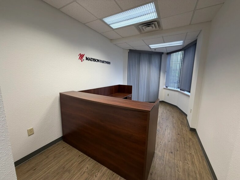 More Photos Of 1133 Quail Ct, Pewaukee Office For Lease