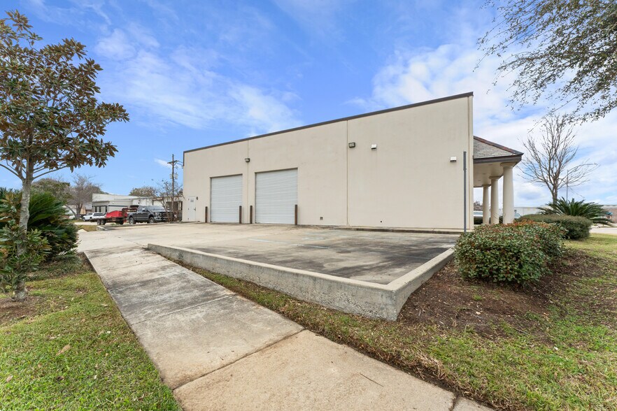 More Photos Of 6768 Complex Dr, Baton Rouge Industrial For Lease
