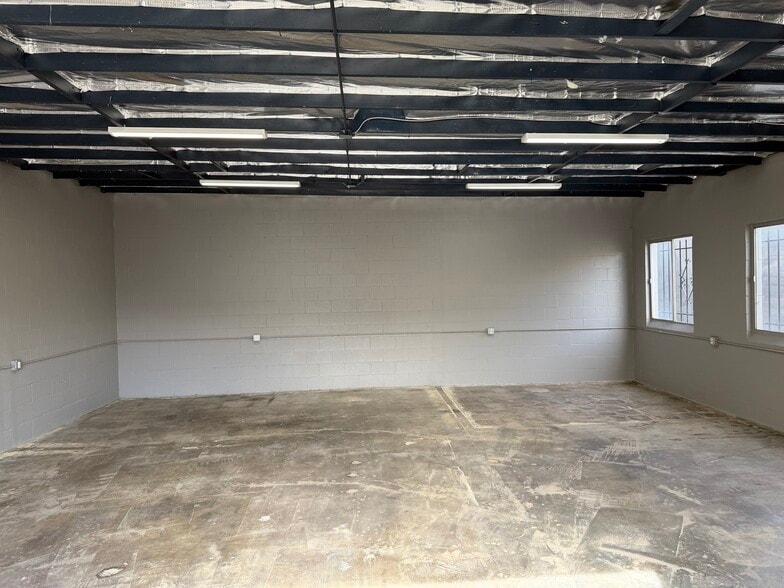 More Photos Of 14641-14643 Lull St, Van Nuys Warehouse For Lease