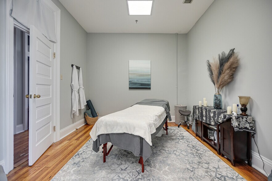 More Photos Of 809 S Main St, Columbia Office For Sale