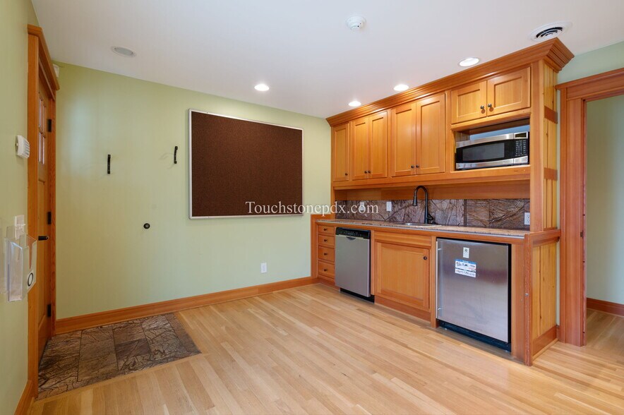 More Photos Of 685 Portland Ave, Gladstone Medical For Lease