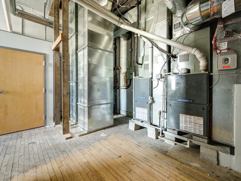 More Photos Of 3045-3047 N Lincoln Ave, Chicago Loft Creative Space For Lease