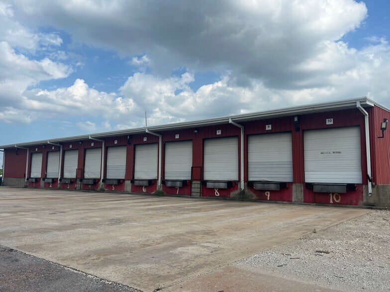 More Photos Of 317 Meyers Dr, Sherman Unknown For Lease