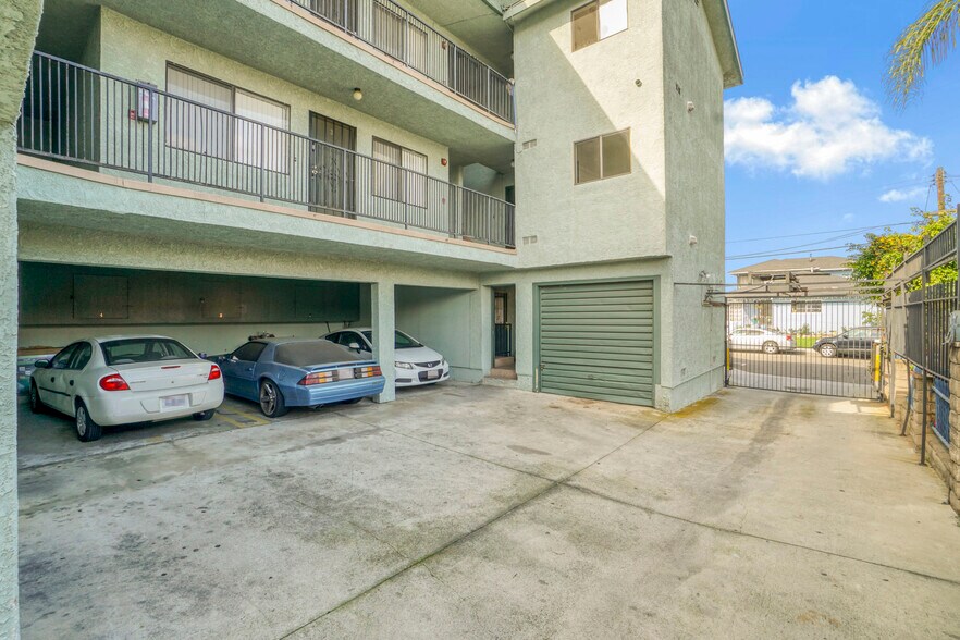 More Photos Of 12032 Manor Dr, Hawthorne Apartments For Sale