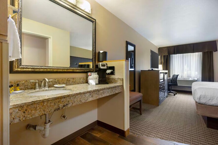 More Photos Of 1614 N 1st St, Yakima Hotel For Sale