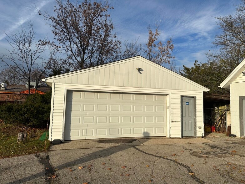 More Photos Of 613 N Grandview Blvd, Waukesha Restaurant For Sale