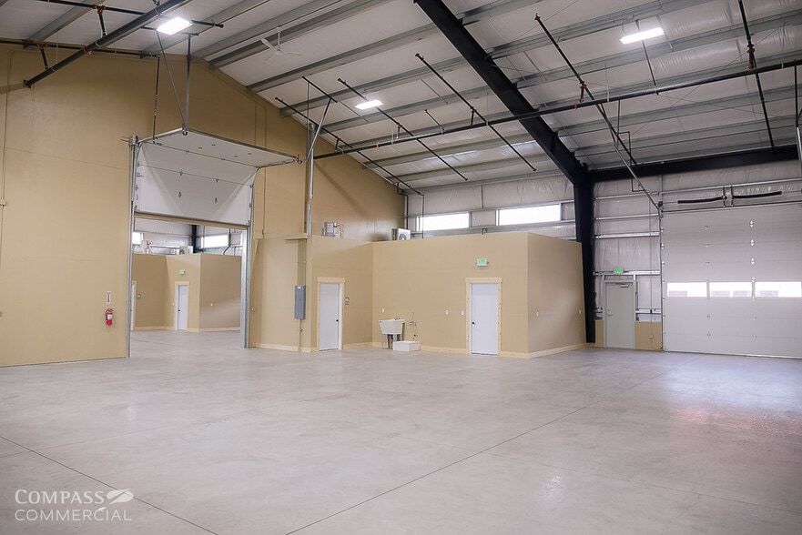 More Photos Of 4620 SW 23rd St, Redmond Warehouse For Lease