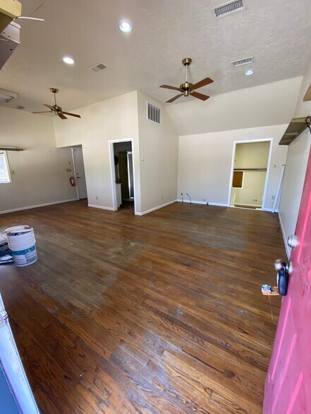 More Photos Of 13301 Fm 2432 Rd, Willis General Retail For Lease