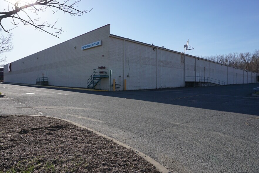 More Photos Of 93 W Campbell Rd, Rotterdam Freestanding For Sale