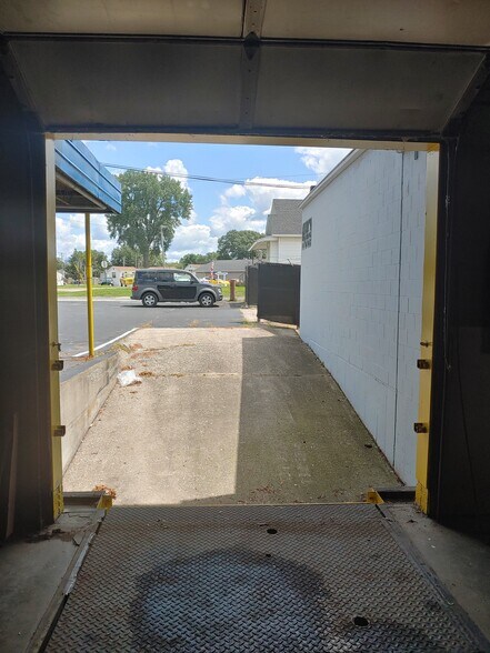 More Photos Of 100 E Saint Louis Ave, East Alton Light Distribution For Lease