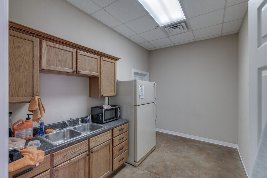 More Photos Of 169 Sterling Ave, West Monroe Flex For Sale