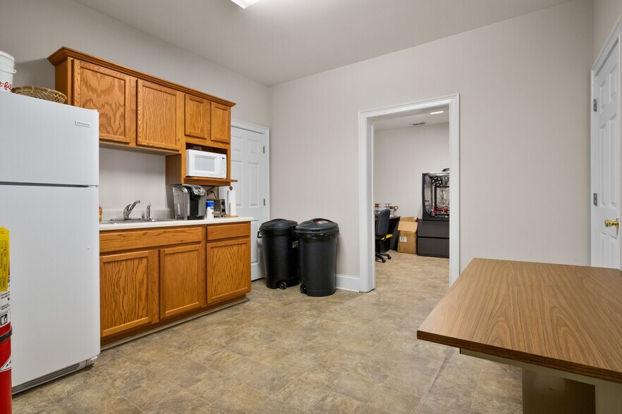 More Photos Of 110 Evans Mill Dr, Dallas Business Park For Sale